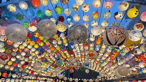 元宵節里民製作的燈籠於永和區公所前廣場展出,非常壯觀。(圖/擷取自豫溪里臉書)