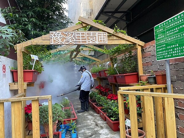 消毒人員定期消毒豫溪里內環境。(圖/擷取自豫溪里臉書)
