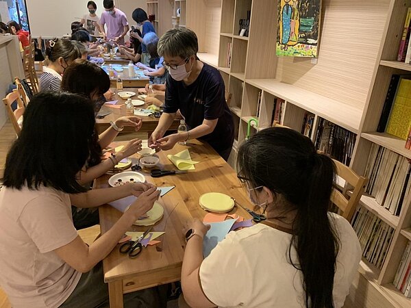 母親節胸花手作課程。圖/莊銘淵里長提供