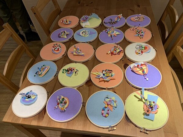 母親節胸花手作課程的成果親子紙藝課程。圖/莊銘淵里長提供