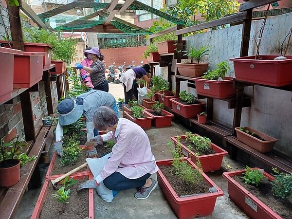 豫溪里園圃里民志工一起進行整土、施肥、修剪工作。（圖／擷取自豫溪里臉書粉絲專頁）