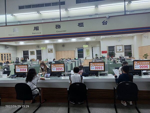 台中地稅局今年主動挑檔協助符合土地增值稅重購退稅資格的民眾辦理退稅。圖/地稅局提供