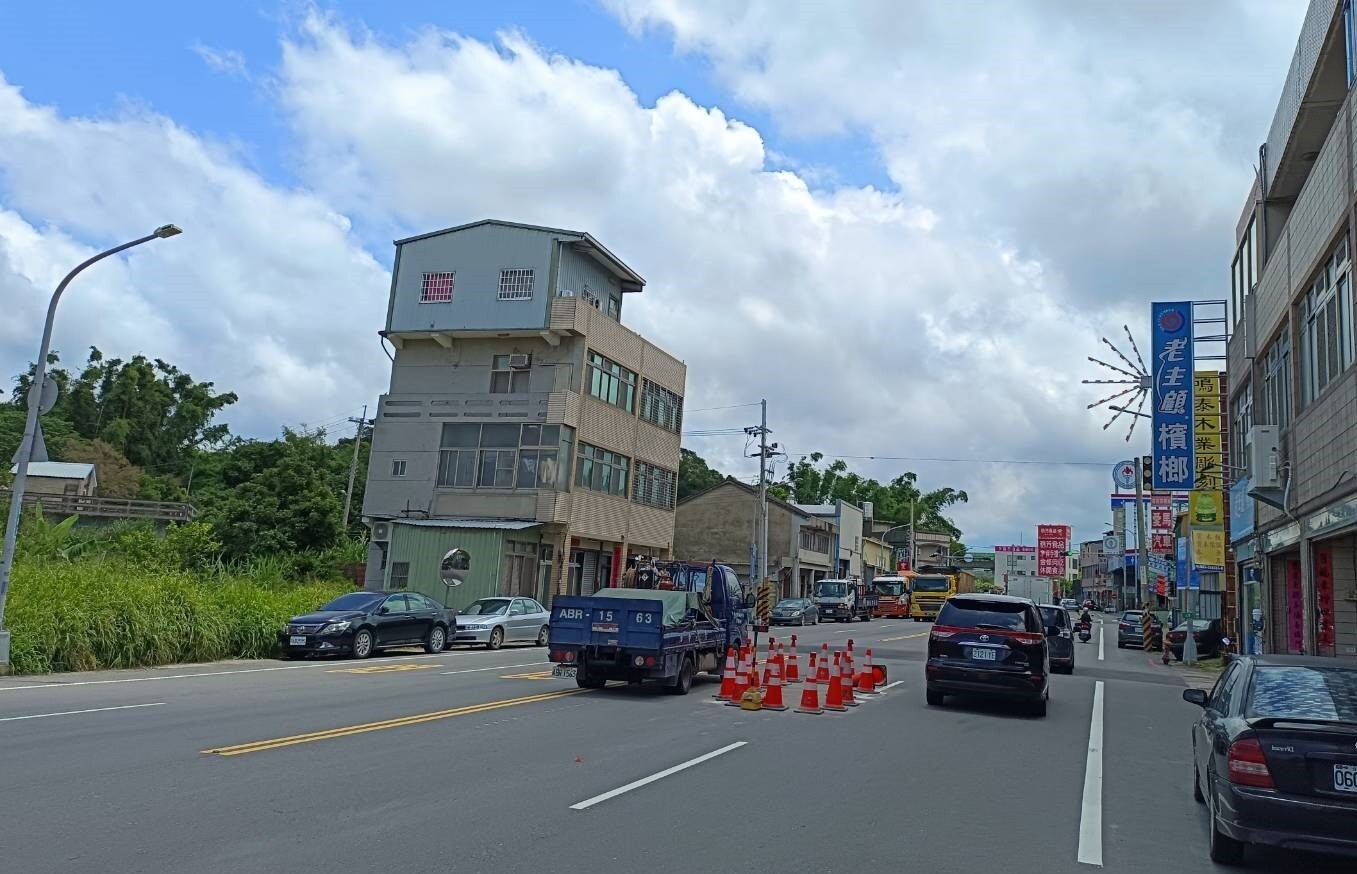 昨天苗128內湖路段東向內側車道路面填補大坑洞後，轄區警方設置交通錐警示，導致內線行駛的大車紛紛跨越到對向車道通過，驚險萬分。記者吳傑沐／攝影 