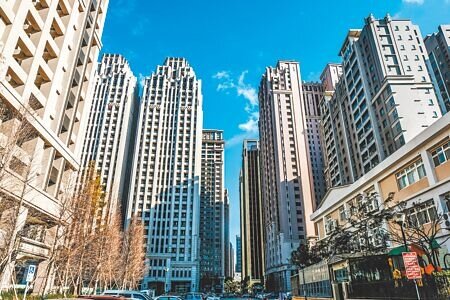拜科技新貴所得攀升所賜,新竹縣市平均所得與台北市已不相上下。以行政區域來看,新竹縣竹北市平均所得149.5萬元拔得頭籌,已超越台北市大安區的138.7萬元。圖為竹北市大樓林立。(本報資料照片)
