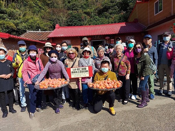 康寧護校到訪，里長積極受訪討論長者醫療生活。圖／截自陳麒中里長臉書