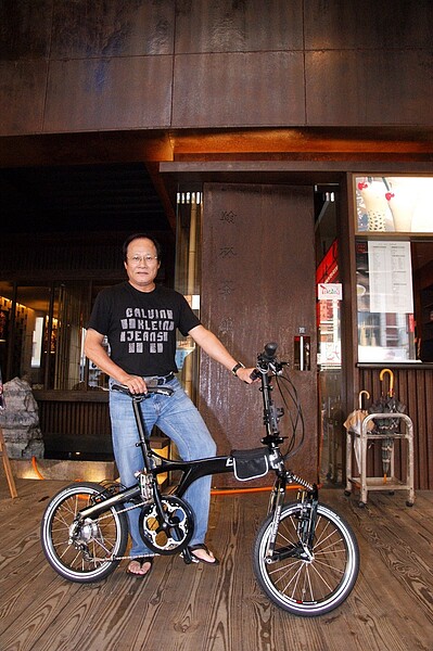 翰林茶館創辦人涂宗和生前曾喜愛騎單車。圖/讀者提供