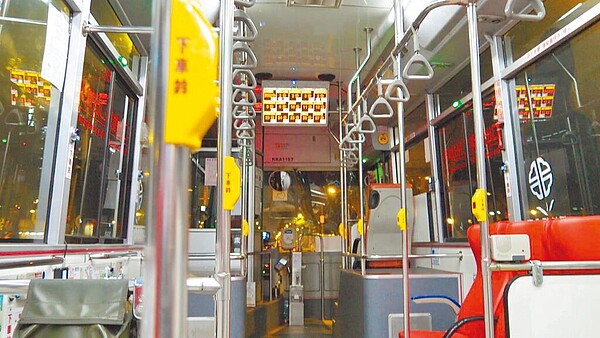 新北市2019年首創手機預約下車系統,該系統近期更換APP,民眾反映公車面板常當機。對此,台北客運總經理李建文表示,目前新APP還在測試中,預計2個月內克服相關技術問題。圖/新北市交通局提供