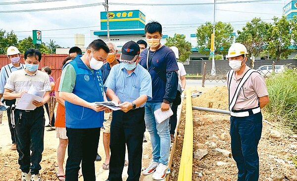 議長邱奕勝(前左)邀相關單位會勘機捷A20站開發區新道路和民宅高低差問題。圖/邱奕勝服務處提供