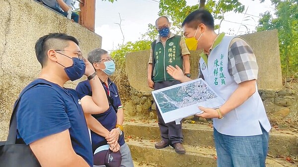 新北市議員陳科名邀集城鄉局、民政局及殯葬處等相關單位,針對新莊第一公墓遷葬及未來規畫為公園用地等事項進行會勘。(翻攝陳科名臉書/呂健豪新北傳真)