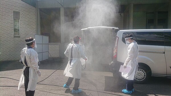 疫情延燒逾2個月,染疫者死亡大增,嘉義縣市共用水上鄉生命園區的火葬場,嘉義市殯管所統計,5月5日到6月29日,確診火化267件(人),火化人員工作辛苦、冒染疫風險。圖/殯管所提供