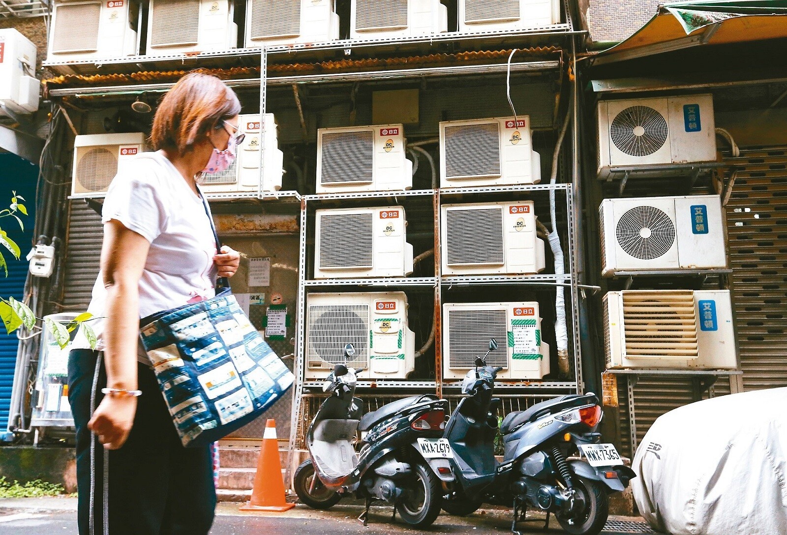 電價1日起調漲，虧損慘重的台電原期待漲電費能回補一些虧損，但因天然氣電業用戶漲價，台電回補恐縮水。圖／聯合報資料照片