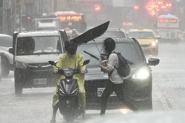 1日開始雨勢將會逐漸增多,主要會在西半部,尤其中南部,容易有短時強降雨發生機會。圖/聯合報資料照片