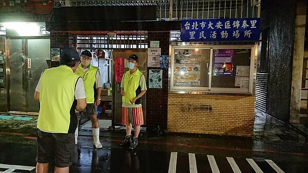 錦泰里守望相助隊進行夜間巡邏。圖片由范燕淇里長提供