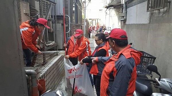 臺北市中正區頂東里環保義工認真打掃。圖/取自「王曜樹」臉書