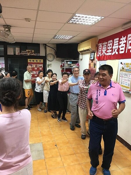 臺北市中正區頂東里長者同饗共餐。圖/取自「臺北市鄰里服務網」