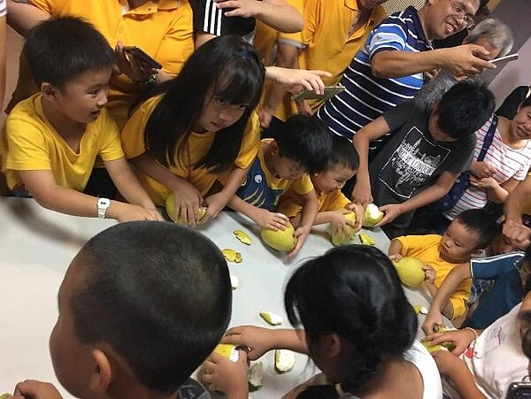 臺北市中正區頂東里剝柚子遊戲。圖/取自「臺北市鄰里服務網」