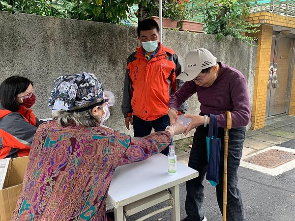臺北市中正區頂東里長王曜樹里長發放口罩收納夾。圖/取自「臺北市鄰里服務網」