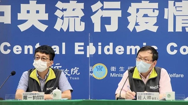 醫療應變組副組長羅一鈞(左)、發言人莊人祥(右)。圖/指揮中心提供