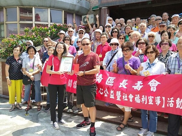 李里長與社區長者到育幼院關懷。圖/李昆晏里長提供