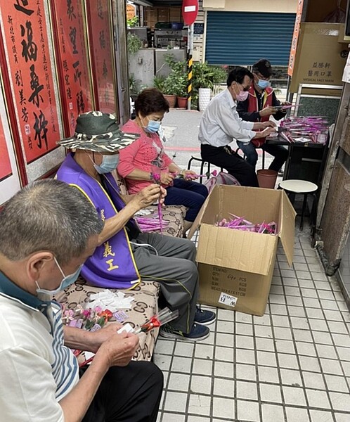 社區義工幫忙包裝鬱金香。圖/陳芷庭里長提供