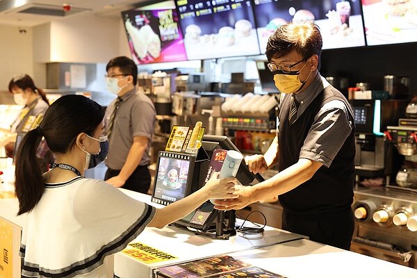 自7/1起民眾自備環保杯前往4大連鎖業者購買飲料時,業者應提供至少5元的優惠。圖/台北市政府提供