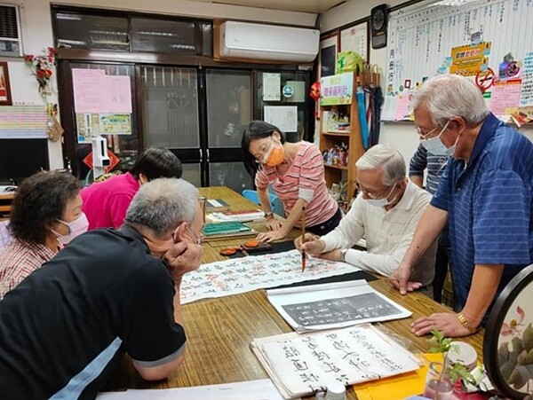 自強里里民參與書法班課程。圖／擷取自板橋區自強里辦公處臉書

