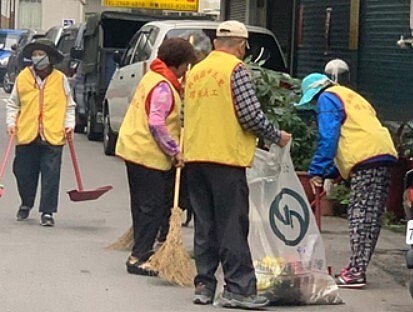 社區的環保志工團隊齊心打掃，維護中正里的環境整潔。圖／林煌益提供