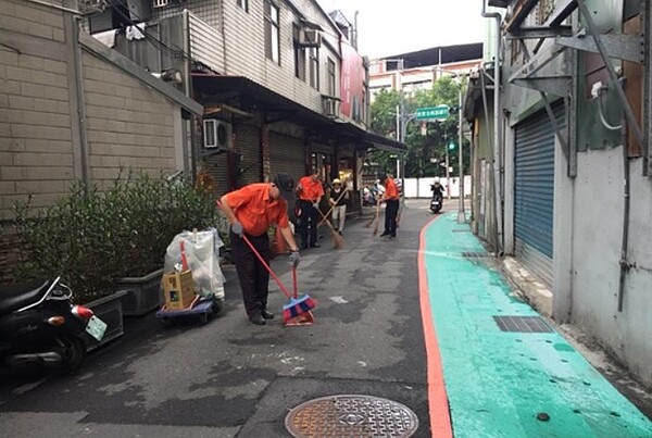 義工協助清掃風災後髒亂的街道。圖／蘇淑芳里長提供