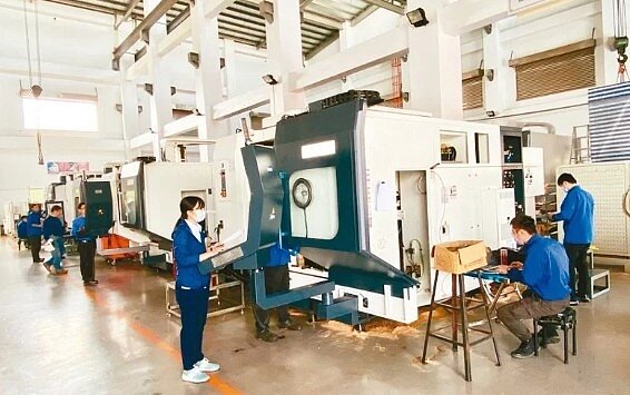 中經院今天發布2022年6月台灣製造業採購經理人指數(PMI) 53.6%,較上月微升0.1個百分點,且製造業未來六個月展望再大跌6.9個百分點到37.1%,是連續2個月呈現緊縮,創二年來最快緊縮速度。圖/聯合報