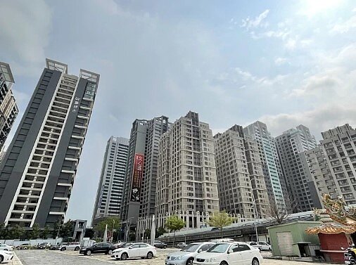 財政部公布「109年度綜合所得稅申報初步核定統計專冊」，觀察全台各縣市全年綜合所得平均數，新竹市以135.9萬元，連續三年位居第一。圖／聯合報