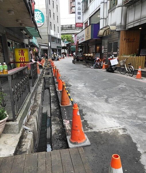 李里長前往查視水溝清淤的狀況。圖/李昆晏里長提供