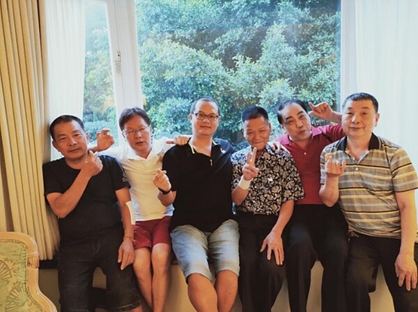 李里長與巡守隊隊員們。圖/李昆晏里長提供