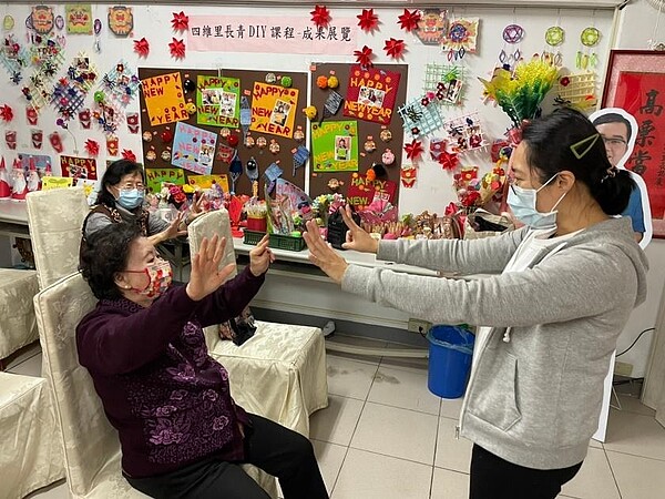 臺北市信義區四維里長青DIY課程。圖/取自「四維里辧事處」臉書