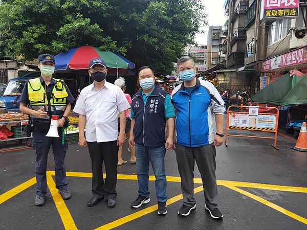 臺北市信義區四維里黃昏市場防疫宣導。圖/取自「四維里辧事處」臉書