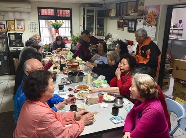 里長與里民共享下午茶時光。圖/蘇淑芳里長提供