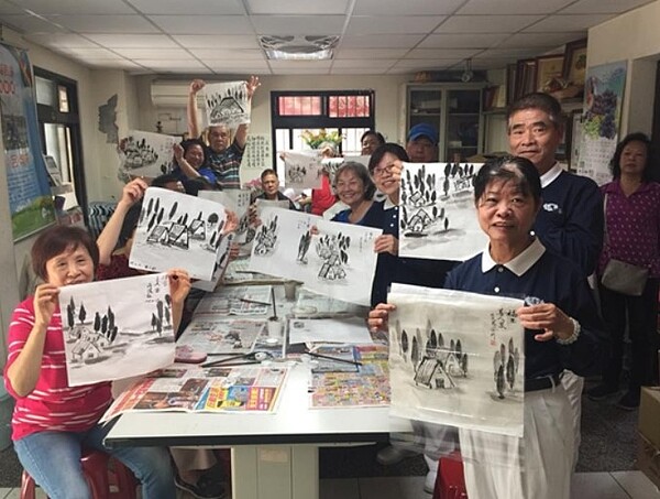 除了共餐之外,也有畫畫活動。圖/蘇淑芳里長提供
