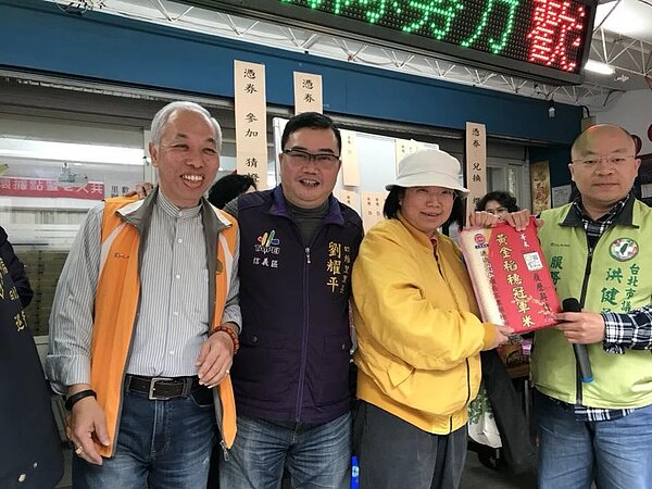 臺北市信義區四維里劉耀平里長和里民笑呵呵。圖/取自「四維里辧事處」臉書