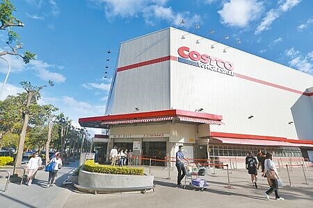 美國好市多總部將斥資312億元收購大統集團的45%股權,全資經營台灣好市多。圖為好市多內湖店外觀。(杜宜諳攝)