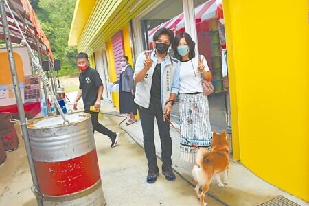 明華園第3代藝人陳子強受邀替寵物天使園區代言。(謝明俊攝)