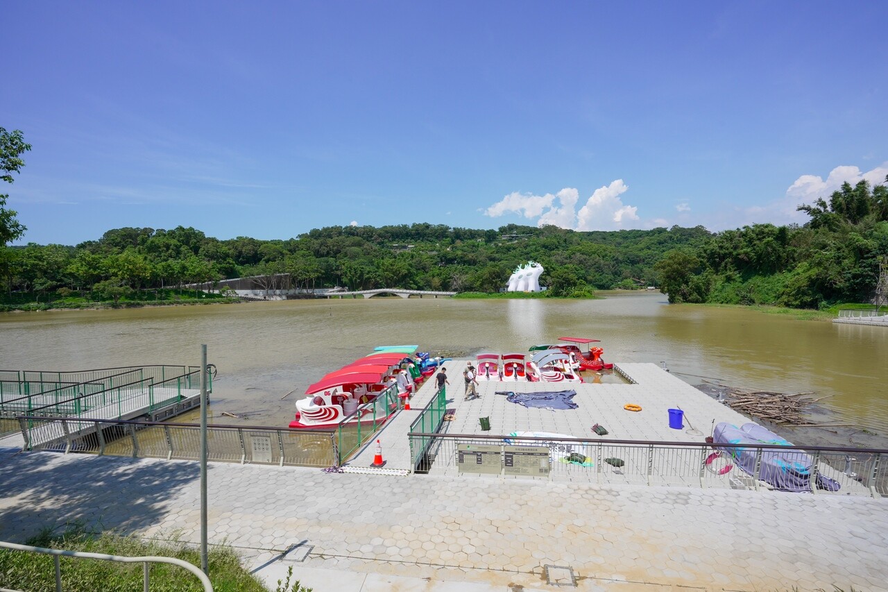 青草湖因日前大雨，上游沖刷導致湖面漂滿雜草與枯枝、水色混濁，市府派員清理。記者張裕珍／攝影 