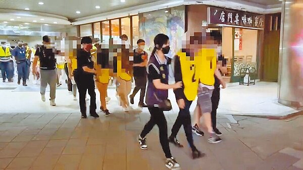 三重警方昨日傍晚會同台北市警在台北市松山區一舉破獲詐騙集團據點,逮捕高達32名成員。(三重警分局提供/黃敬文新北傳真)