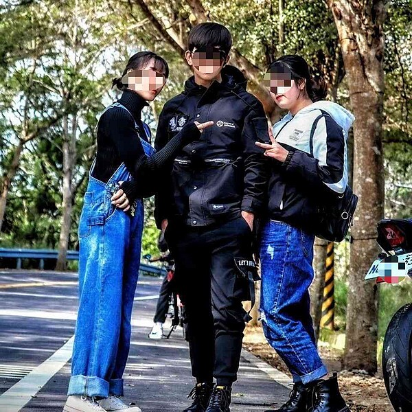 27歲的越南籍武姓男移工時常在臉書分享騎重機的照片,他昨天騎乘黃牌重機經139線疑車速過快,過彎時車輛失控衝撞路樹。圖/翻攝臉書