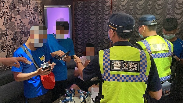 淡水警分局於1日晚間執行青春專案擴大臨檢勤務。記者曾伯愷/翻攝