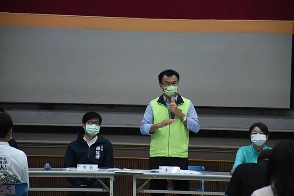 農委會主委陳吉仲率隊昨天下午抵達高雄市永安區中正堂與養殖漁民面對面座談,說明目前中央針對石斑魚內、外銷推動措施。圖/記者陳玫伶攝影