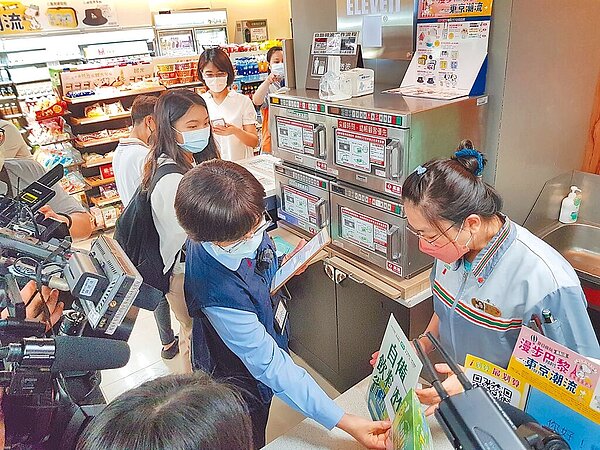 台北市環保局稽查人員前往信義誠品,逐一到速食店、超商門市進行查核。7月預計派出40名人力稽查3740家業者。圖/台北市環保局提供