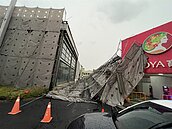 台南工地鷹架倒塌　送貨員連人帶車險遭砸