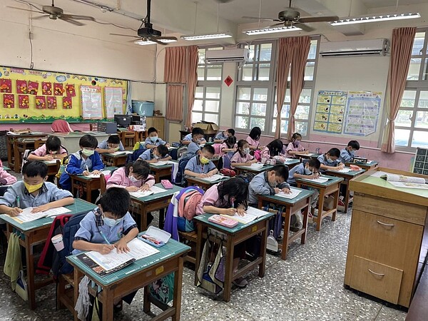 台中市政府「班班有冷氣計畫」編列36億4,166萬元預算，為全市319所公立高中以下學校，補助電力改善及冷氣裝設。圖／台中市政府教育局提供