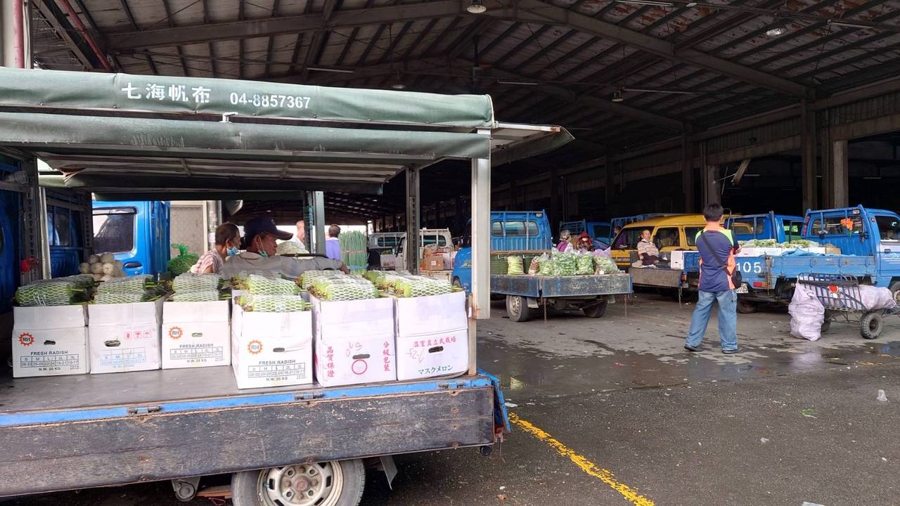 彰化縣溪湖果菜市場的蔬菜交易平穩，但今天上午一場陣雨又趕跑一些承銷人進場交易。記者簡慧珍／攝影 