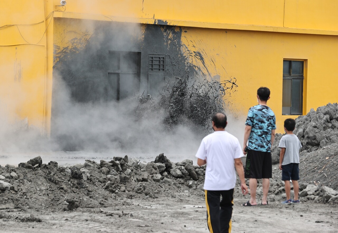 屏東萬丹泥火山6月底爆漿，噴發高度逾1公尺，聲勢驚人，吸引民眾觀看。記者劉學聖／攝影 