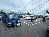 阿伯一路逆向騎機車　路口碰撞小貨車傷重不治